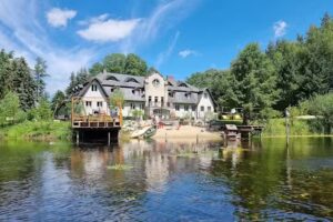 Agriturismo Forest Manor am Teich