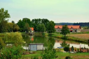 Agrotourismus am Teich mit Whirlpool im Ein-Zimmer-Haus und am Steg. Günstige Zimmer für Familienurlaube.