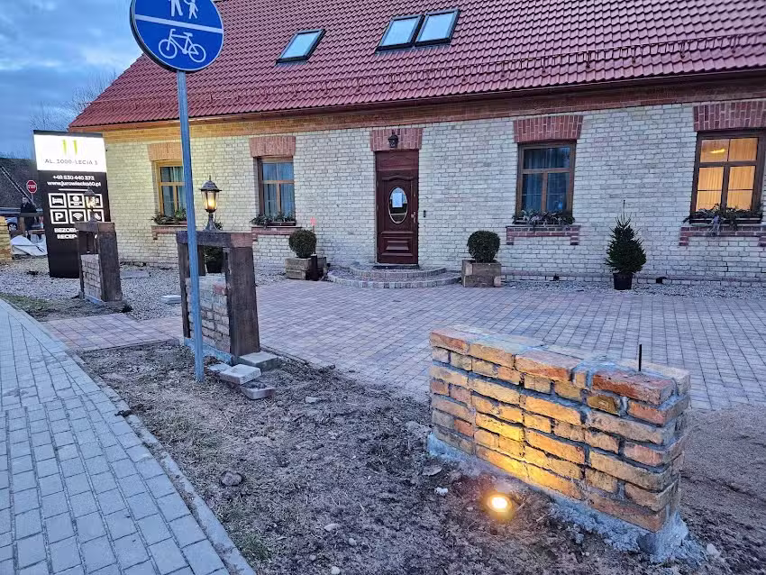 APARTMENTS Al. 1000 – lecia 1