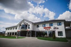 Art Café Nakło – Hochzeitssaal im Hotel