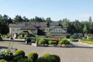 Wallfahrts- und Touristenzentrum mit heiligem Wasser