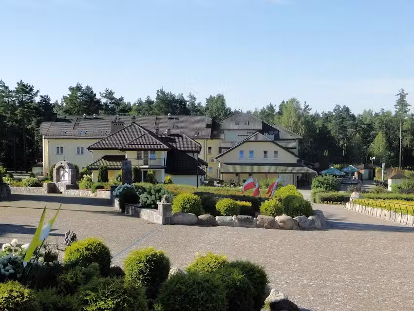 Wallfahrts- und Touristenzentrum mit heiligem Wasser