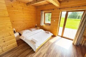 Chata Wilka – całoroczny dom z bali na wyłączność z 3 sypialniami w Bieszczadach