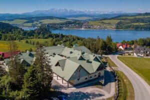 CwR Umina: accommodation in Czorsztyn with a swimming pool and a view of the Tatra Mountains and the lake
