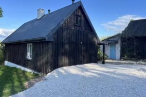 I Feel the Mountains – a house by the trail