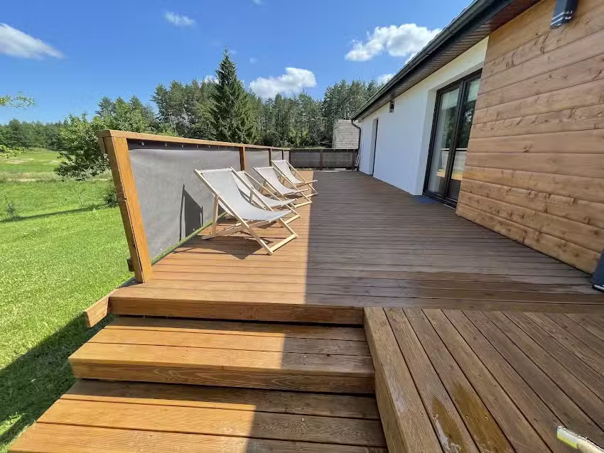 Haus am Rande des Mikołajki-Waldes