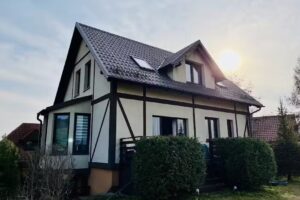 Dom na wzgórzu z widokiem na jezioro