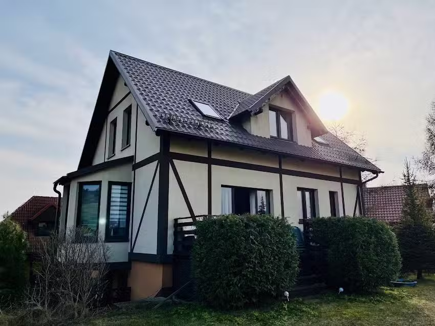 Dom na wzgórzu z widokiem na jezioro