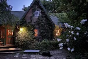 Haus unter dem Ahornbaum am Fluss Biebrza.