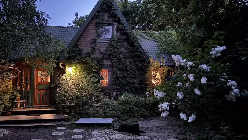 Haus unter dem Ahornbaum am Fluss Biebrza.