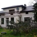 Haus in der Nähe des Waldes