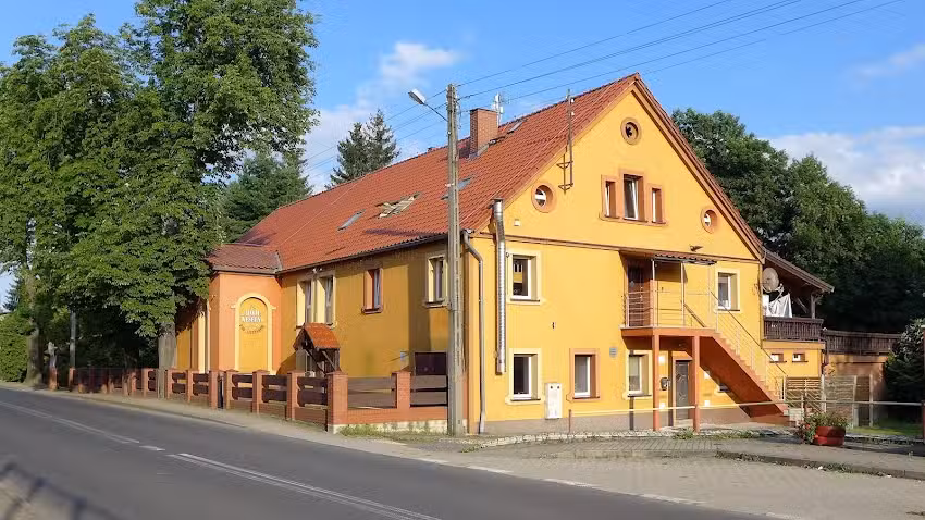 The Wedding House Under the Chestnut Tree