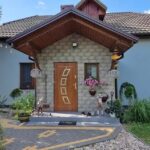 Ein Häuschen in der Nähe des Waldes