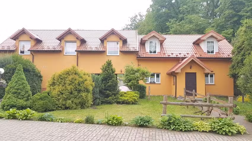 Ein Häuschen in der Nähe des Waldes