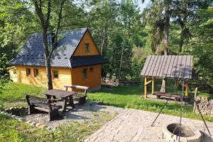 Hütte hinter dem Bach