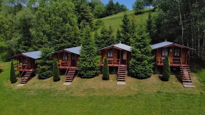 Ferienhäuser und Apartments unterhalb des Hügels