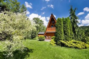 DOMKI JANOSIK – całoroczne domki drewniane na ogrodzonych dużych działkach w Łopusznej w Gorcach, przyjmujemy psy bezpłatnie