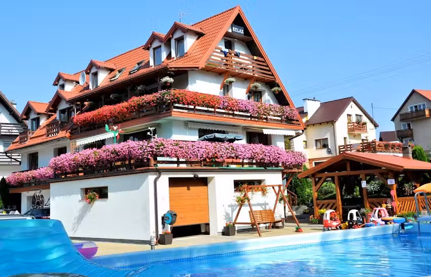 Domki – Mikołajki dla rodzin z dziećmi, basen , blisko plaży. ( klimatyzacja , ogrzewanie) Pensjonat – apartamenty