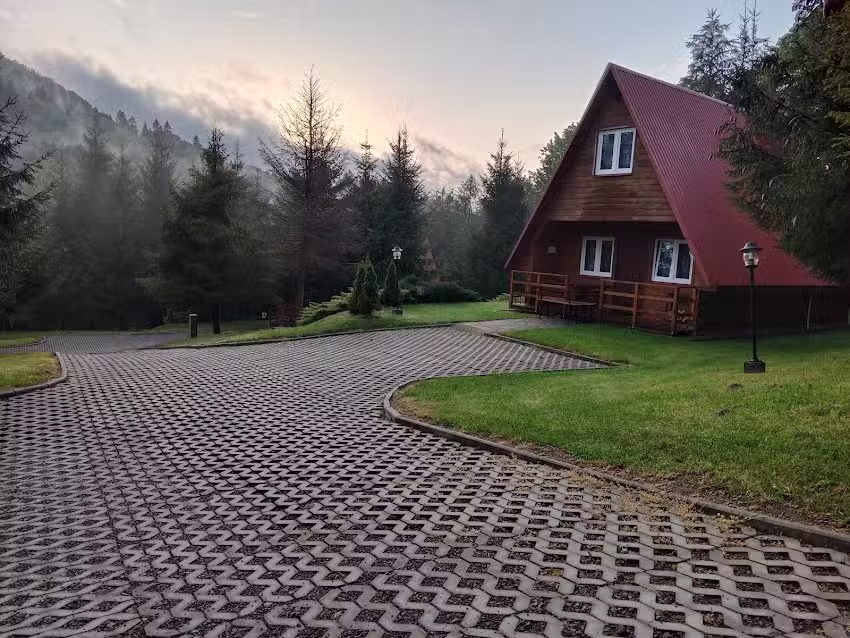 Ferienhäuser auf dem Bieszczady-Hügel