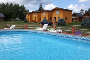 Hütten unter dem Wald