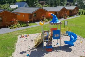 DOMKI POD ZIELONYM WZGÓRZEM