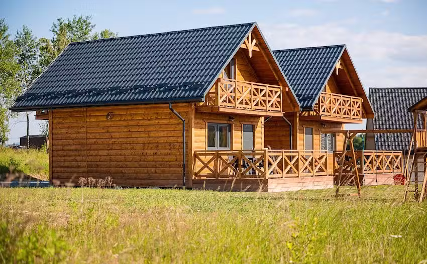 Domki w Blasku Słońca