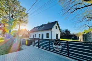 Ferienhäuser hinter der Linde