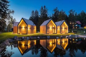 Rosenvilla aus Holz / Ferienhäuser am Teich