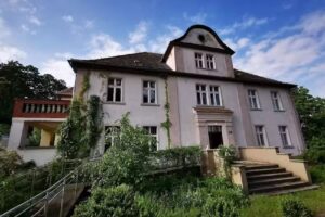Manor House Under the Oaks