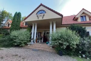 Herrenhaus inmitten von Eschen. Agrotourismus-Bauernhof.