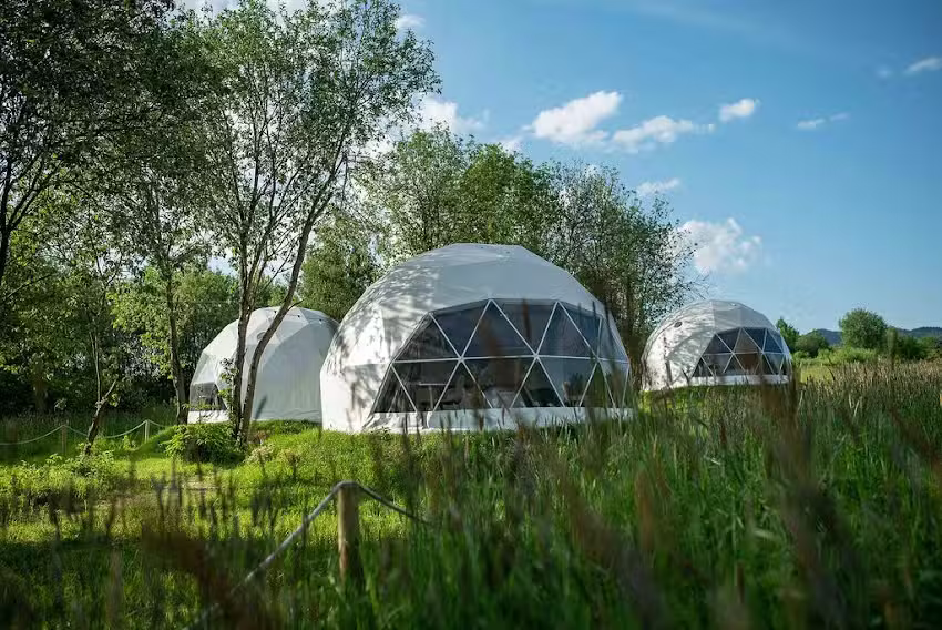 Glampingplatz Biała Czapla am Czorsztyn-See. Whirlpool, Whirlpool und Unterkünfte.