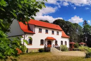 Ein Bauernhof am Załom-See