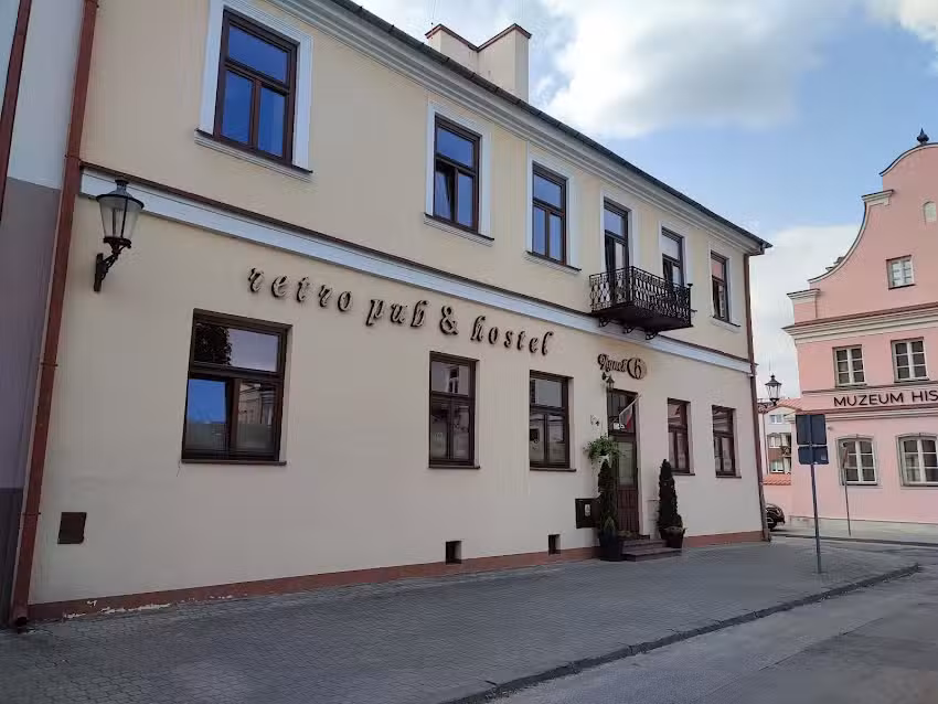 Hostel & Retro Pub