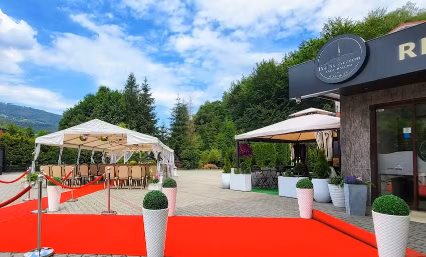 Hotel und Hochzeitssaal „Gościniec Pod Skrzycznem“ in Szczyrk