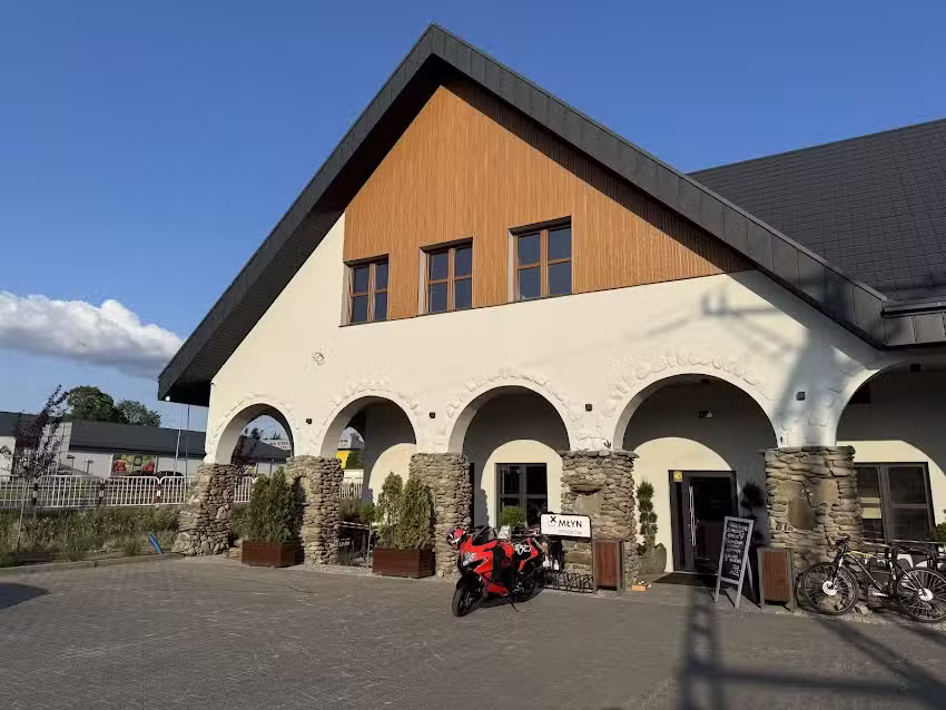 Hotel &uuml;ber dem Gasthof in Młyn