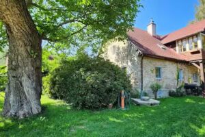 Izeria 112 Riverside House