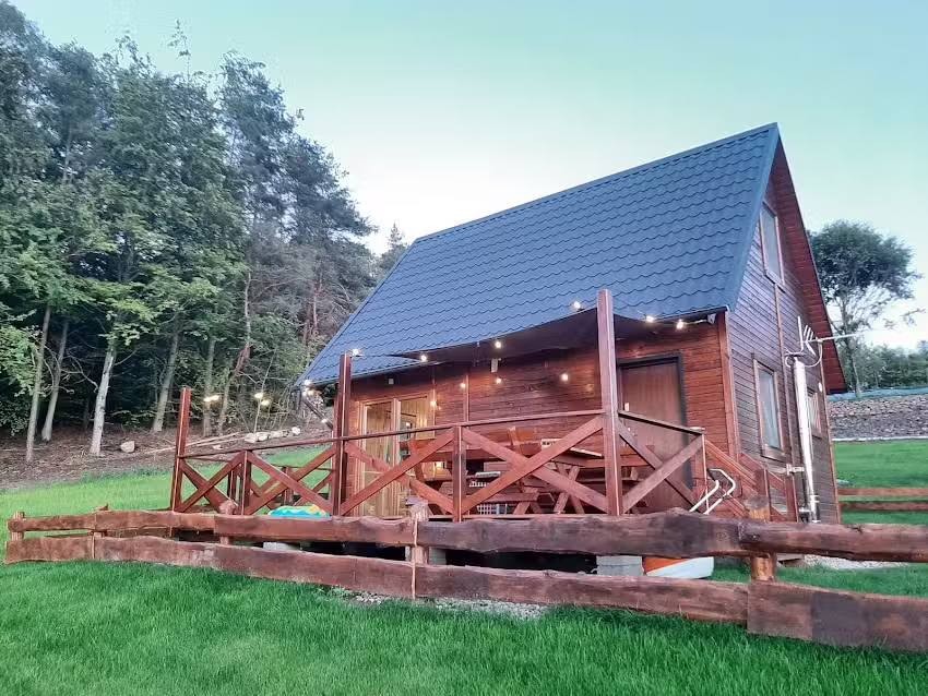 Kaschubische Hütten am Blujem-Fluss