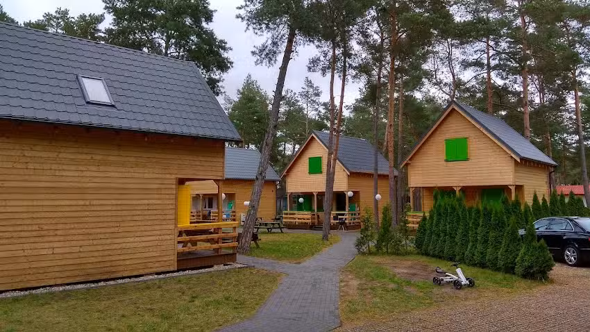 Bunte Häuser – Unterkünfte am Meer in Pobierowo