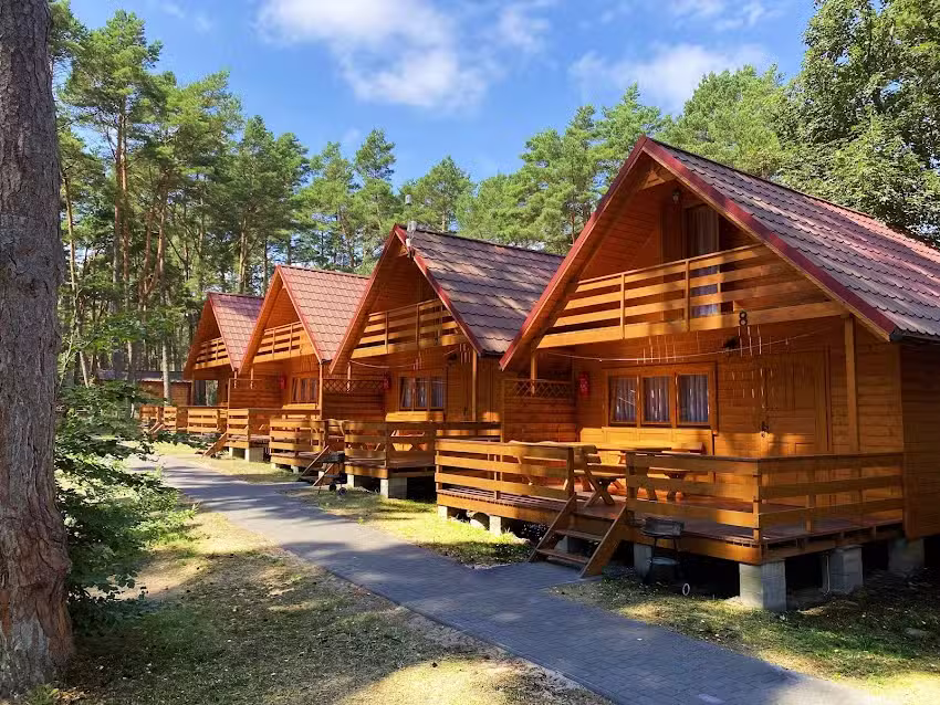 Leśna Mila Jarosławiec Summer cottages by the sea near the beach in the forest
