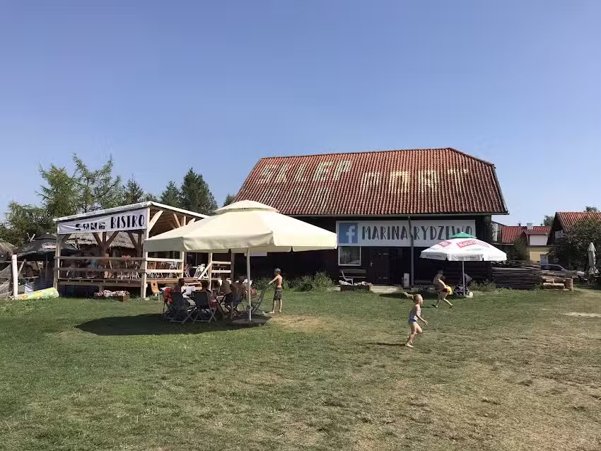 Marina Rydzewo Bistro Port Domki na Mazurach