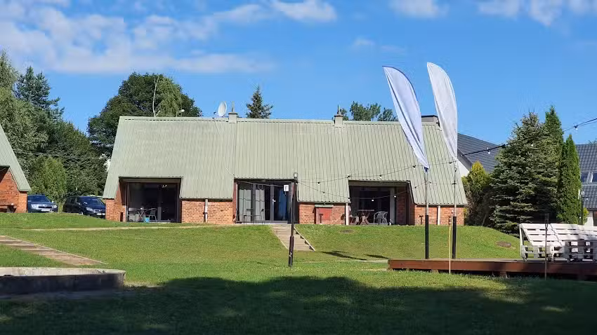 Marinasurf – baza rekreacyjno-wypoczynkowa nad jeziorem