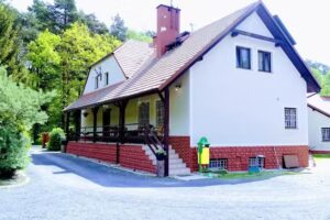 Michałów, Försterhütte unter den Eichen (Jagdhütte)