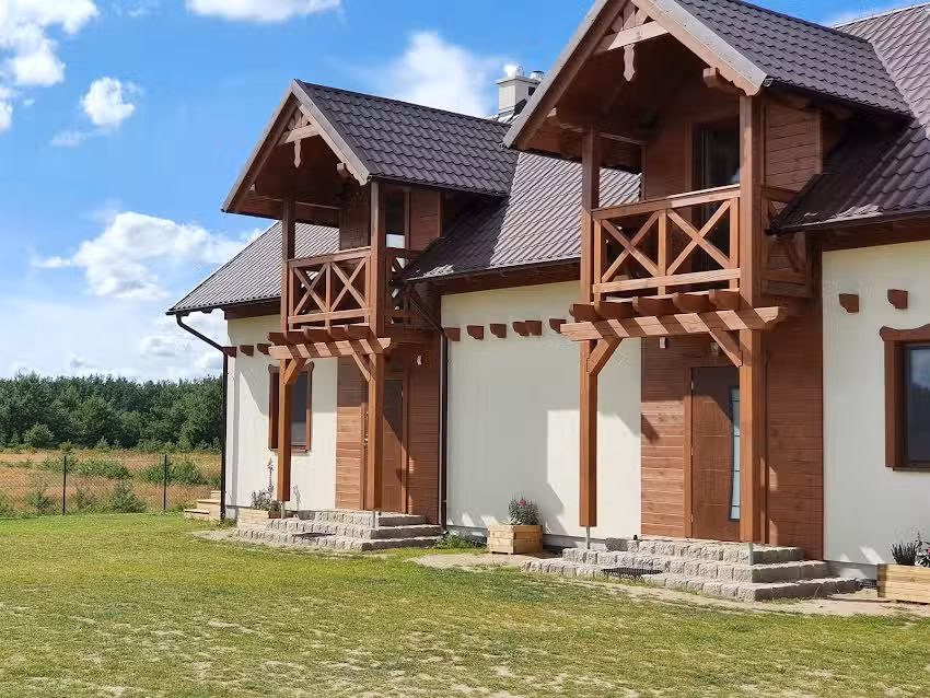 Milochówka – Doppelhaushälfte aus Holz