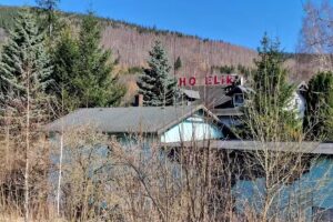Nad Jedlicą. Hotel, bar