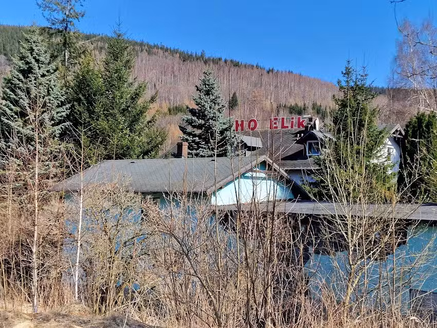 Über Jedlica. Hotel, Bar