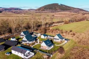 Aurora Settlement – cottages with a hot tub for rent on Lake Bukówka