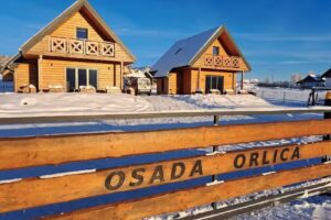 Osada Orlica – stimmungsvolle Ferienhäuser mit Aussicht und Thermalbad – Unterkunft Lasówka Zieleniec