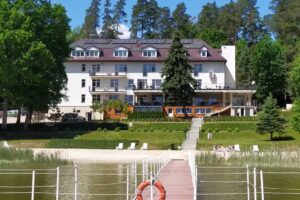 Ośrodek GAWRA Restauracja Noclegi Nad Jeziorem Dla rodzin z dziećmi Sala Konferencyjna Wikno