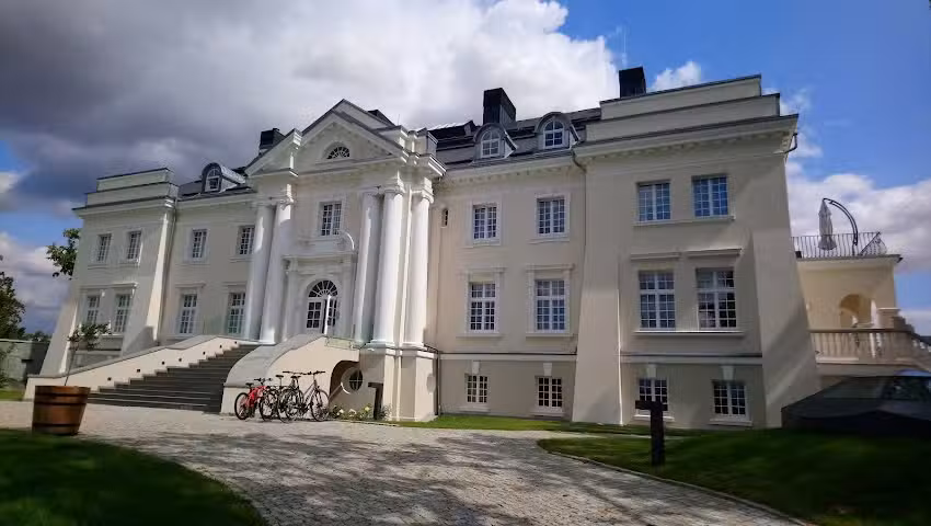 Pałac Komierowo, hotel i restauracja