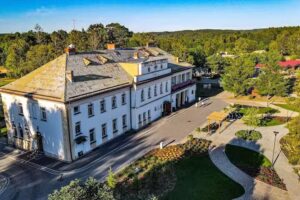 Das Storchennest-Palast – Unterkunft, Stallungen, Familienfreizeit